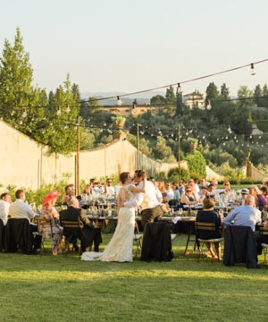 A tuscan villa wedding in green and peach